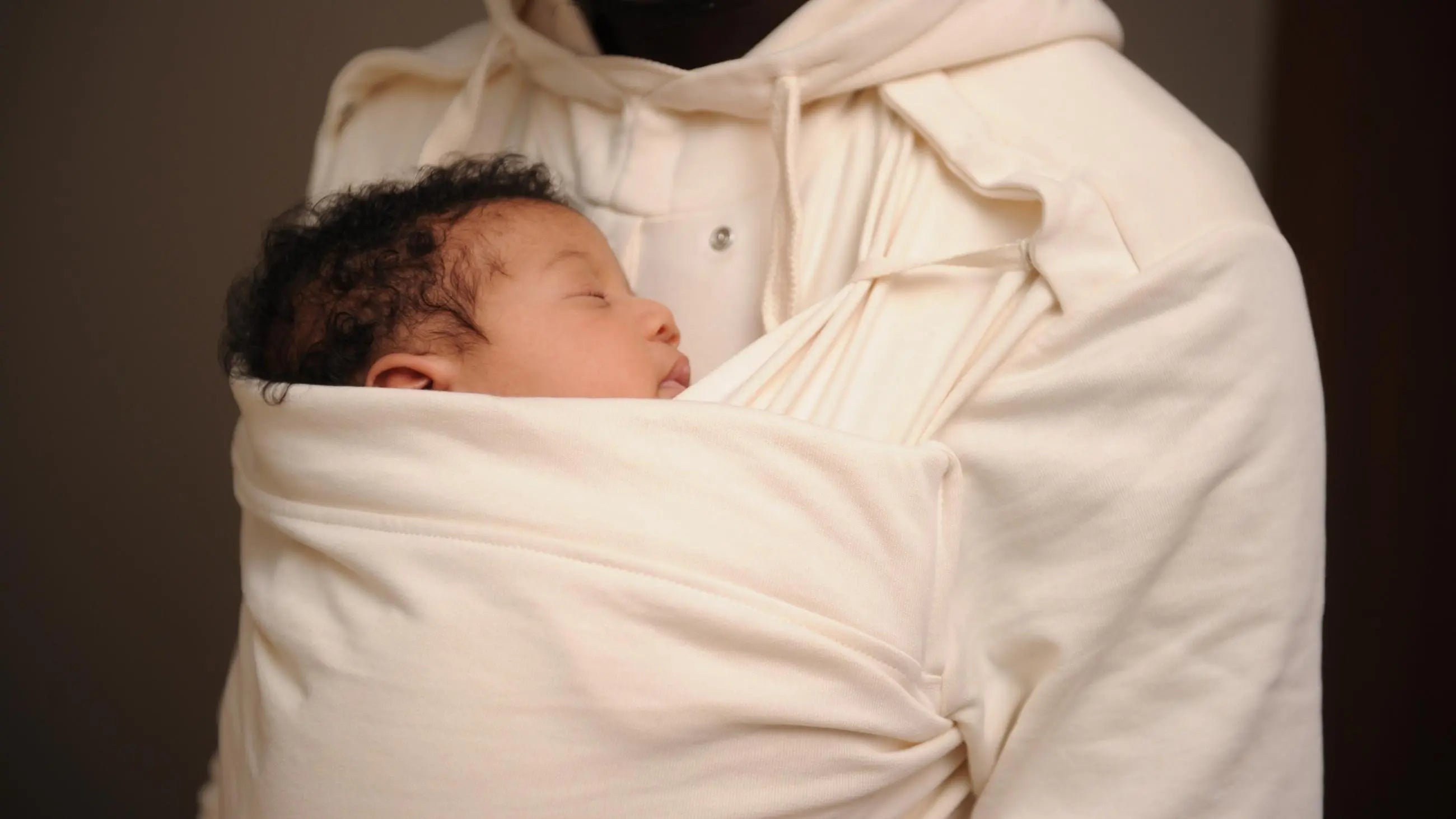 Motherhood & Fatherhood le sweat porte bébé physiologique de Mama Hangs couleur écru