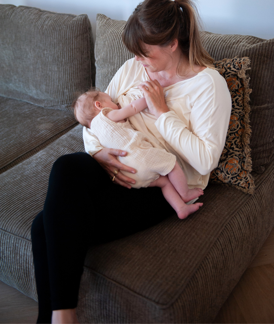 legging de grossesse et post partum avec une maman allaitant son bébé