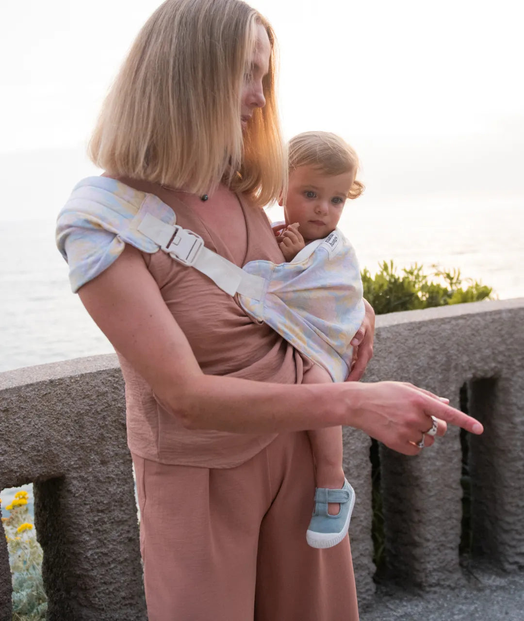 porte bébé d appoint sur la hanche fait en france de MAMA HANGS