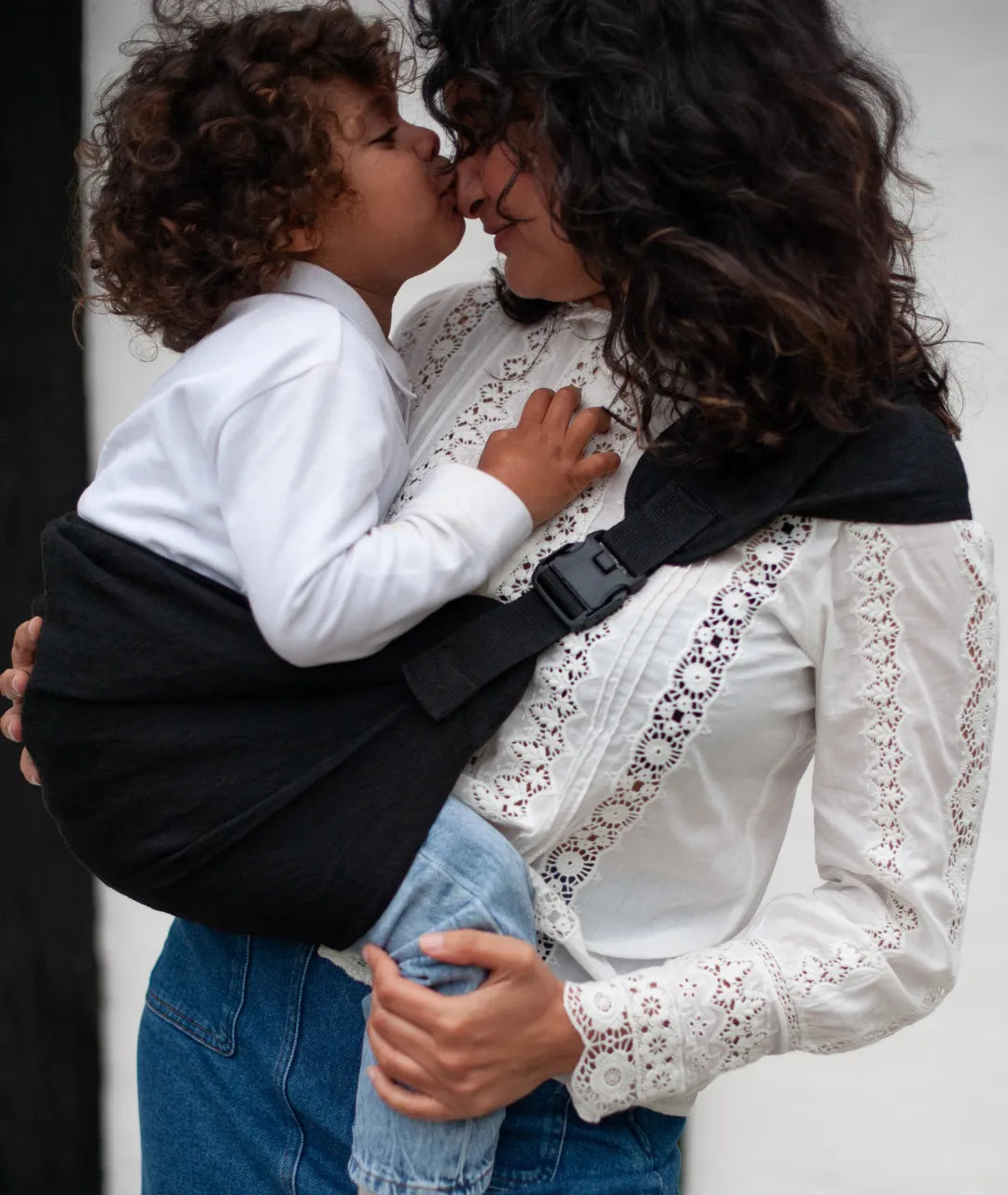 porte bébé sur la hanche