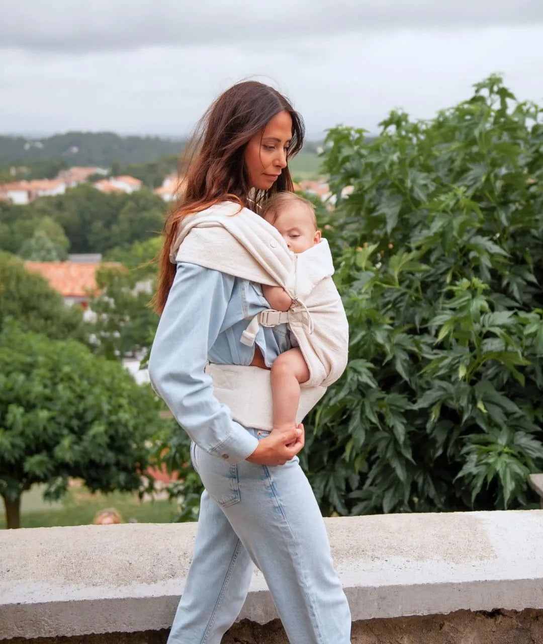 Carry & Bloom de Mama Hangs, le porte bébé évolutif jusqu&