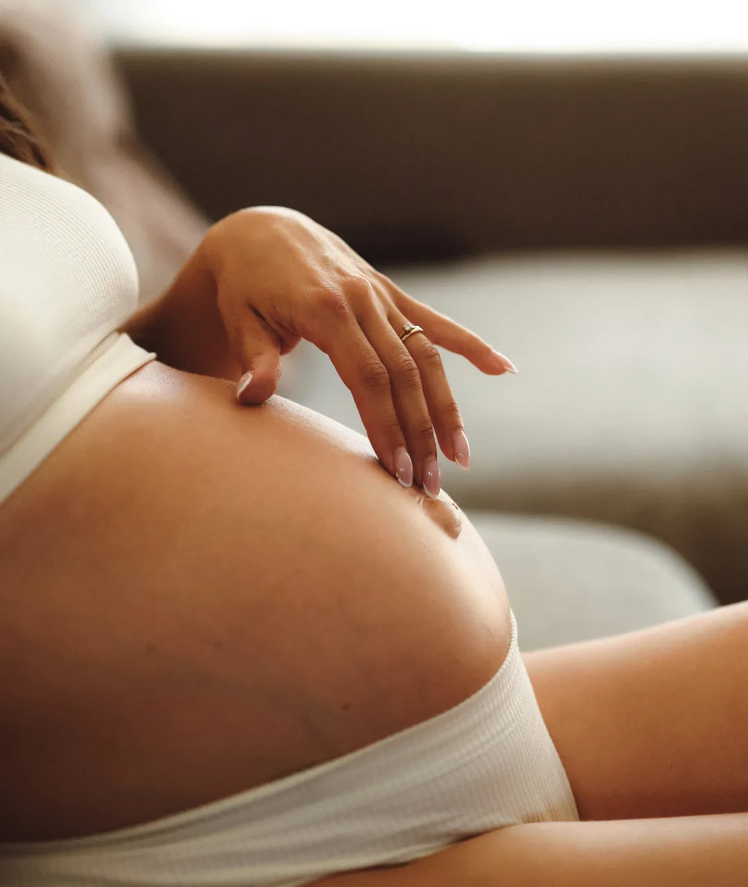 Future maman en lingerie de grossesse et post partum Mama Hangs