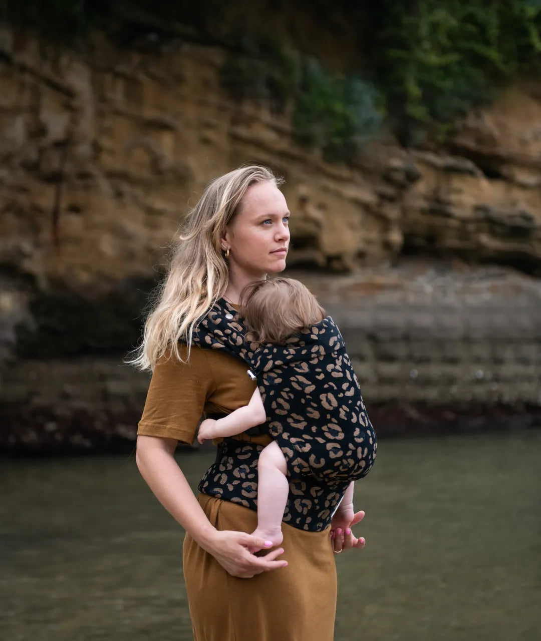 porte bébé frontal et dorsal de mama hangs, le carry & bloom, fabriqué en france avec jacquard français.