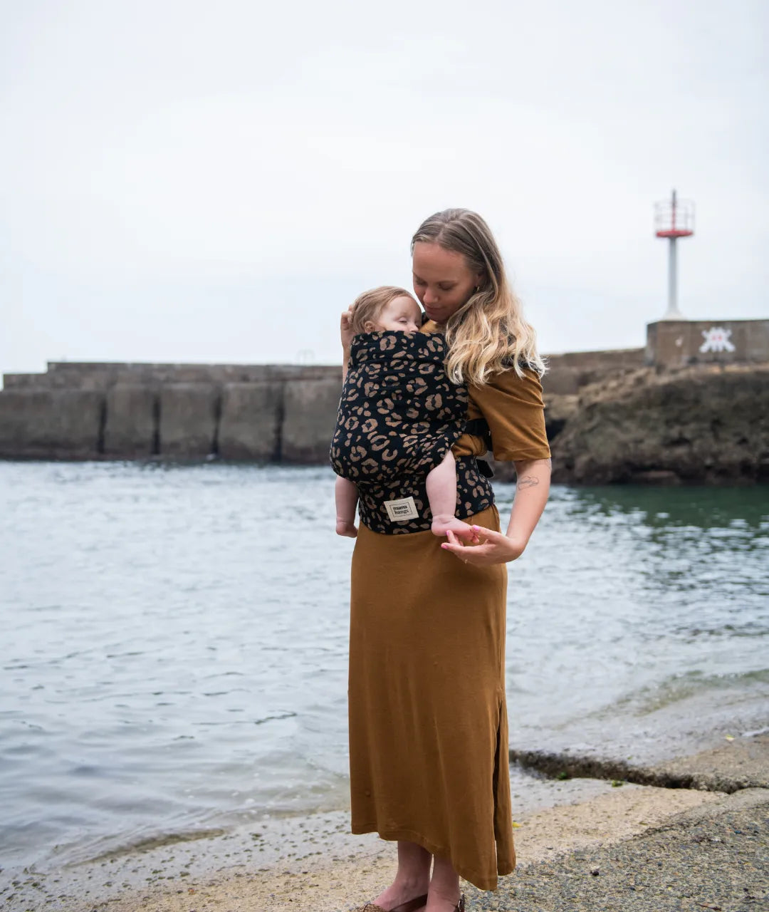 porte bébé validé par des monitrices de portage, le porte bébé mama hangs carry & bloom, parfaitement physiologique