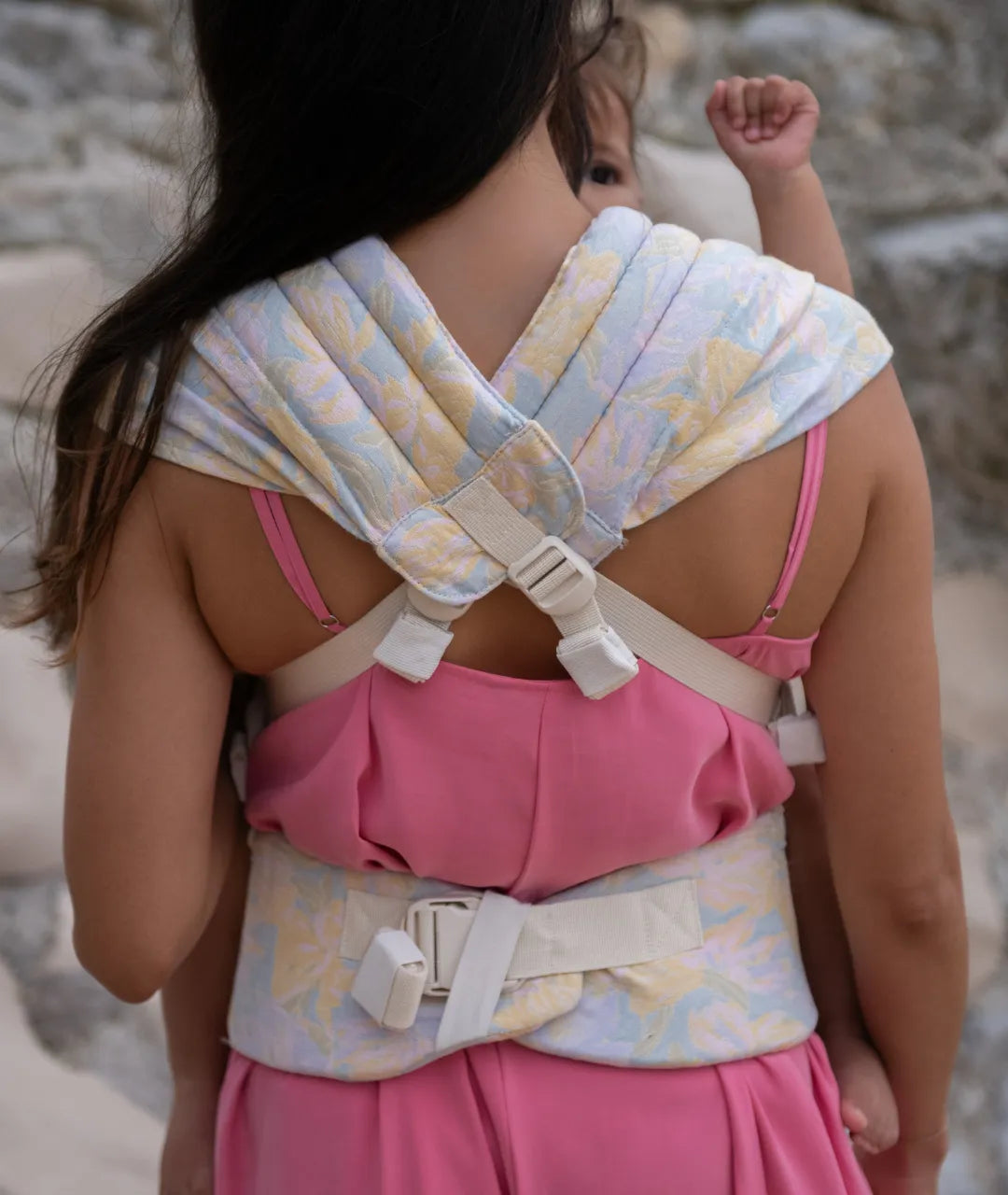 porte bebe croisé dans le dos pour une parfaite ergonomie pour le parents porteur