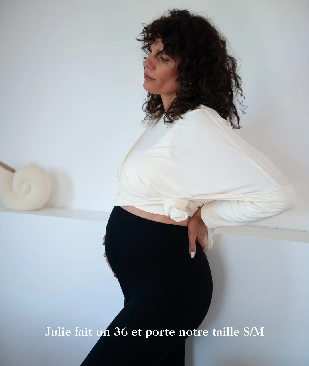 cycliste short de grossesse porté par une femme enceinte. tres confortable, sans couture, ultra doux grace à sa fibre micromodal. Parfait pour le yoga ou le pilates. liberté de mouvement.