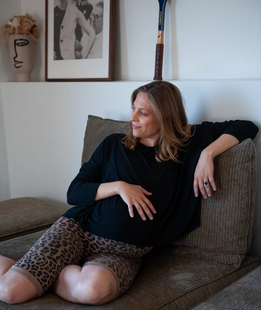 Femme enceinte portant un t-shirt de maternité confortable évolutif grossesse et allaitement