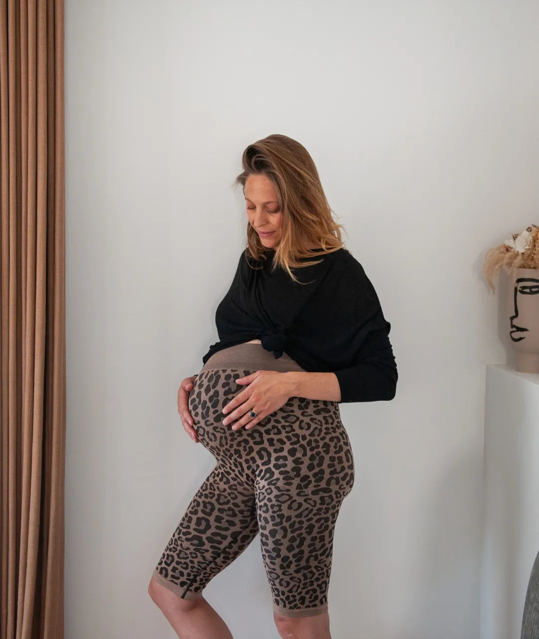 Femme enceinte portant un t-shirt de maternité confortable évolutif grossesse et allaitement