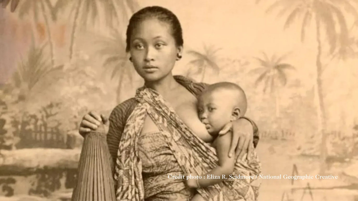 Une mère javanaise nourrit son enfant sur l'île de Java en Indonésie
