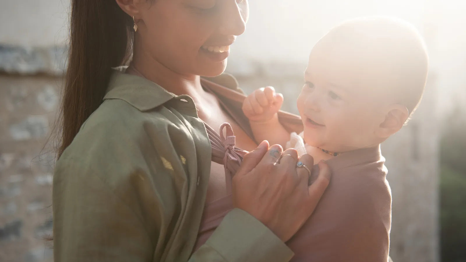 Les 6 erreurs les plus fréquentes quand on porte bébé (et comment les éviter)