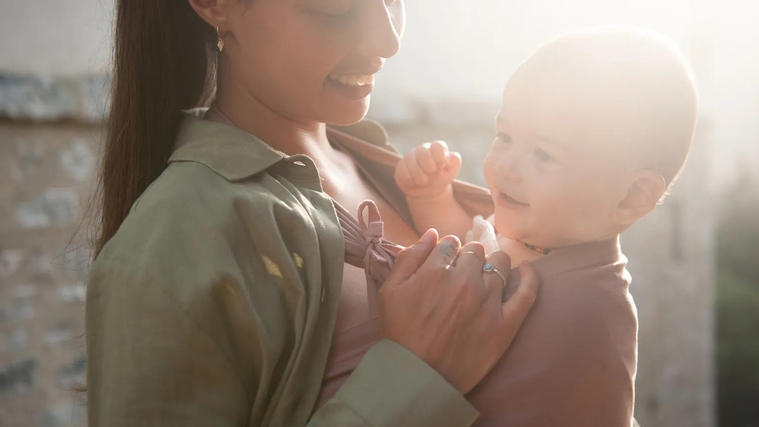 Les 6 erreurs les plus fréquentes quand on porte bébé (et comment les éviter)