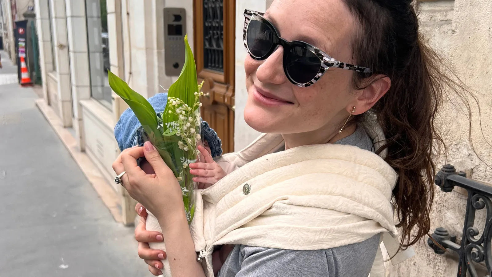 Rosa Bursztein se promène à Paris avec sa fille en porte-bébé Mama Hangs