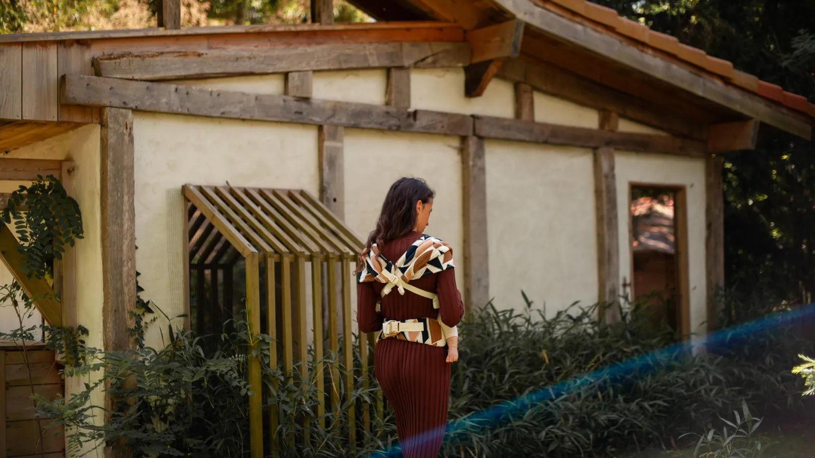  Parent portant son bébé en Carry & Bloom, porte-bébé ergonomique pour le confort du dos et des épaules