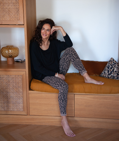 Jeune maman post partum avec un legging de grossesse léopard de mama hangs 