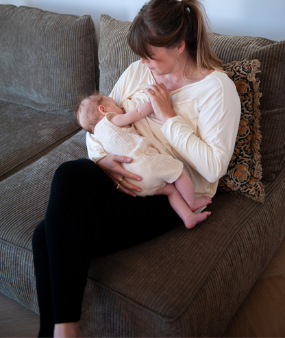 legging de grossesse et post partum avec une maman allaitant son bébé 