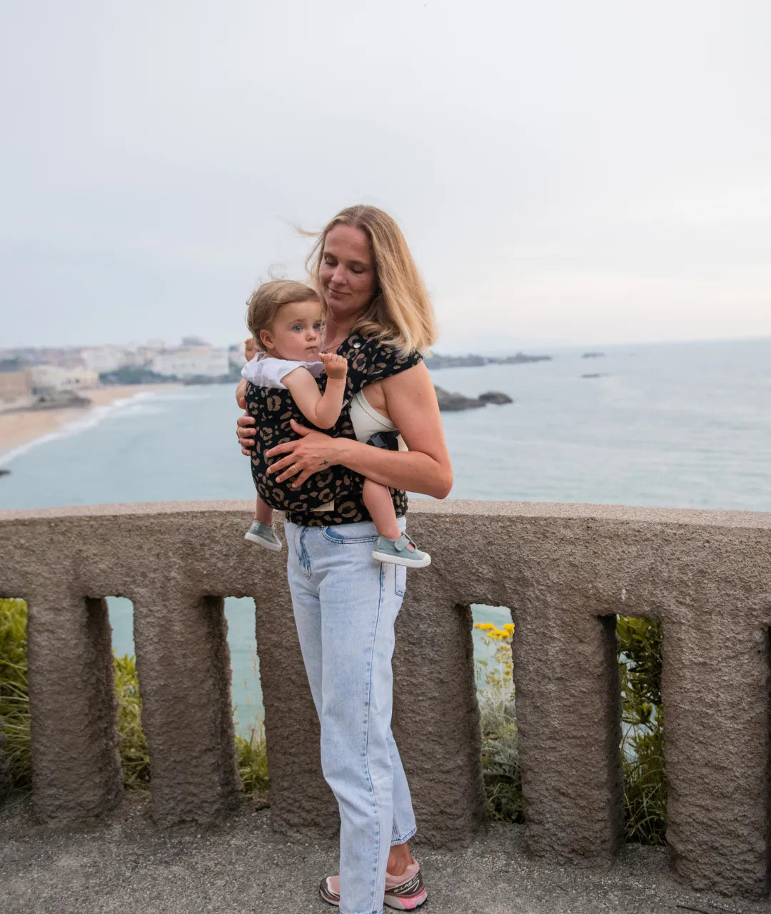 porte bébé physiologique et premium Mama Hangs de 3 mois à 4 ans 