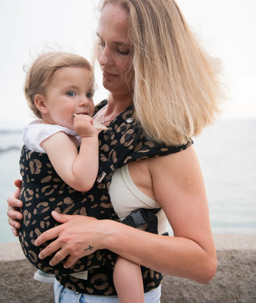 portage frontal en porte bebe physiologique dès 3 mois avec le carry &amp; bloom de mama hangs 