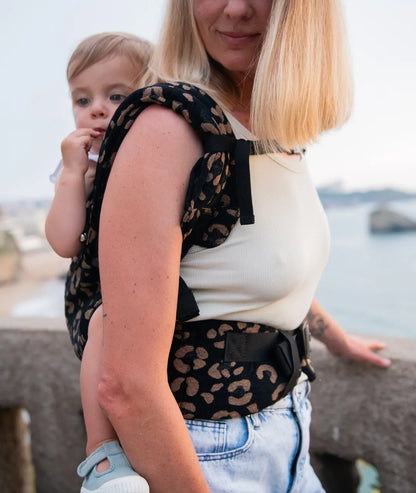 carry &amp; bloom de mama hangs, porte bébé physiologique avec jacquard français. portage dans le dos 