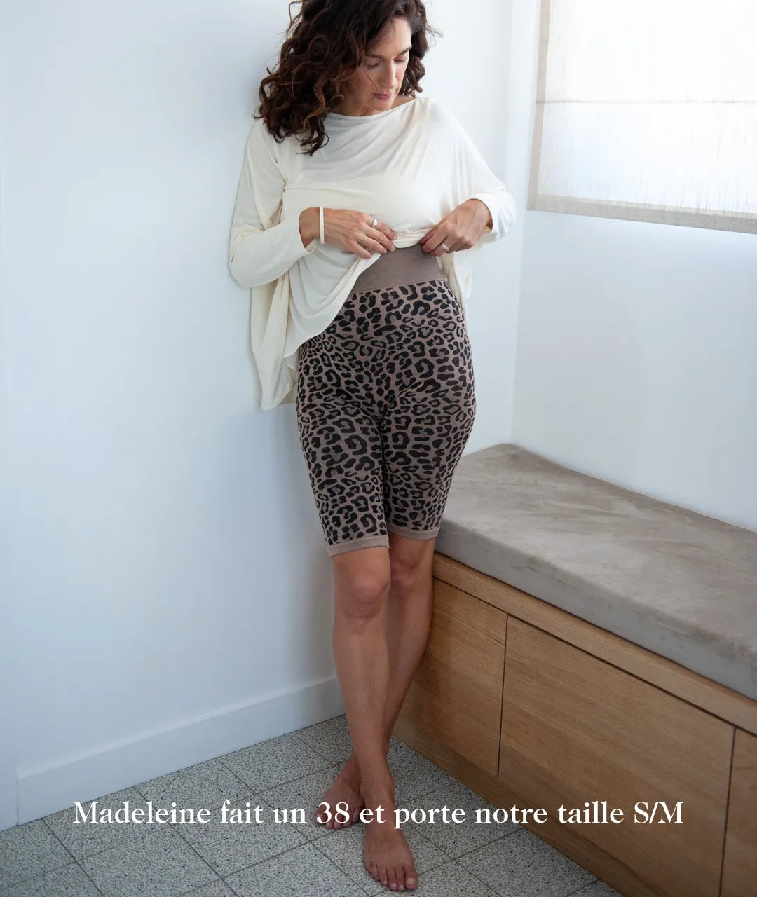 jeune maman portant un short de grossesse apres l&