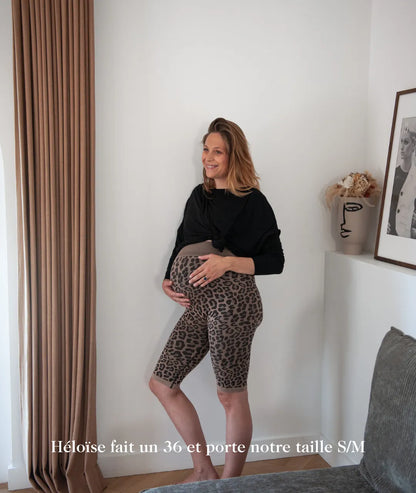 future maman portant un short cycliste extensible sans compression motif leopard 