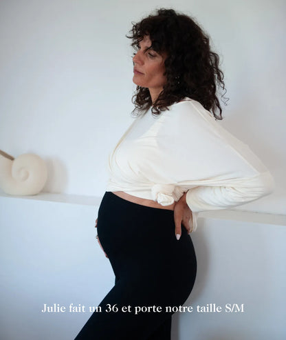 cycliste short de grossesse porté par une femme enceinte. tres confortable, sans couture, ultra doux grace à sa fibre micromodal. Parfait pour le yoga ou le pilates. liberté de mouvement. 