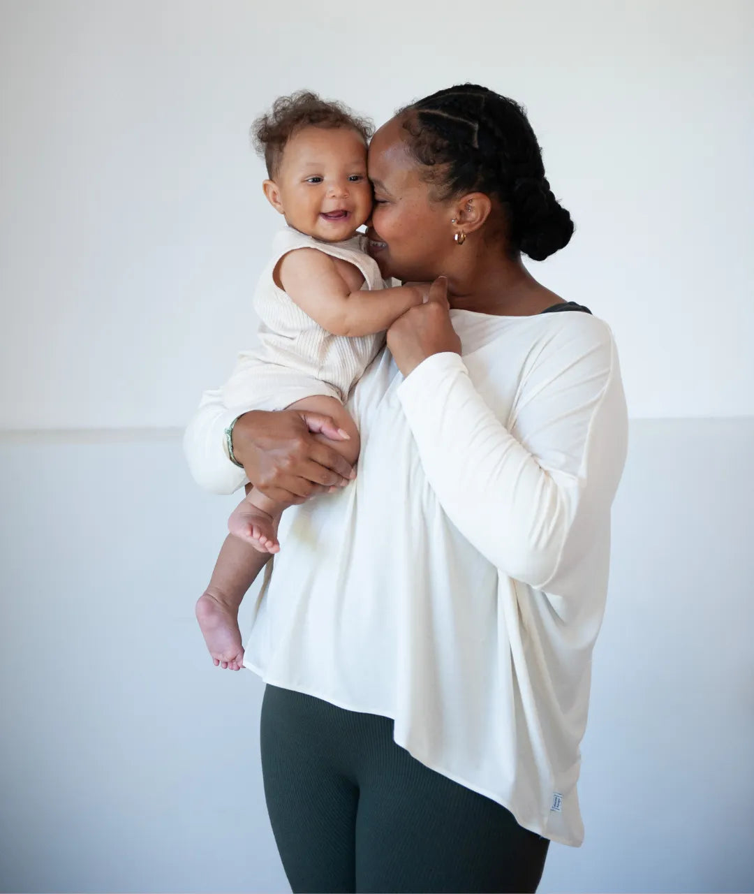 jeune maman et son bébé avec un t shirt de grossesse qui reste fluide et confortable pour allaiter et bien après la grossesse