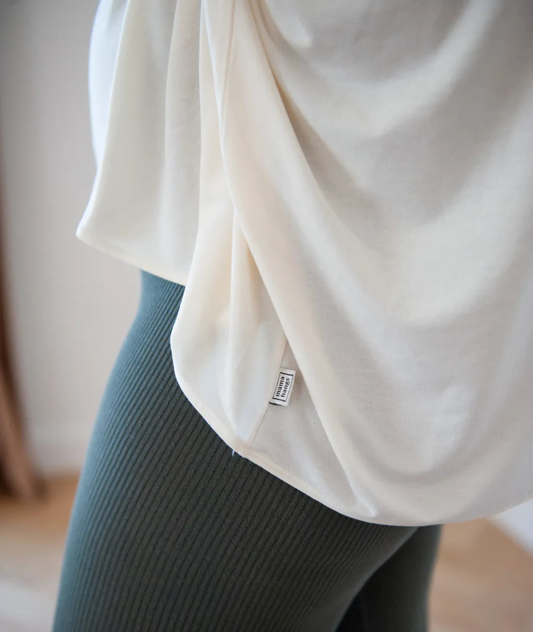 Détail de la matière d’un t-shirt de maternité avec transparence délicate et style féminin