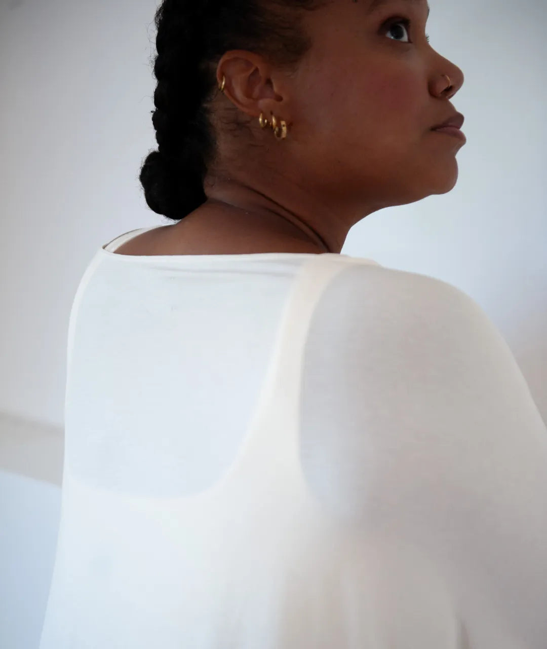 Vue de dos d’une femme portant un t-shirt de grossesse avec détail transparent féminin