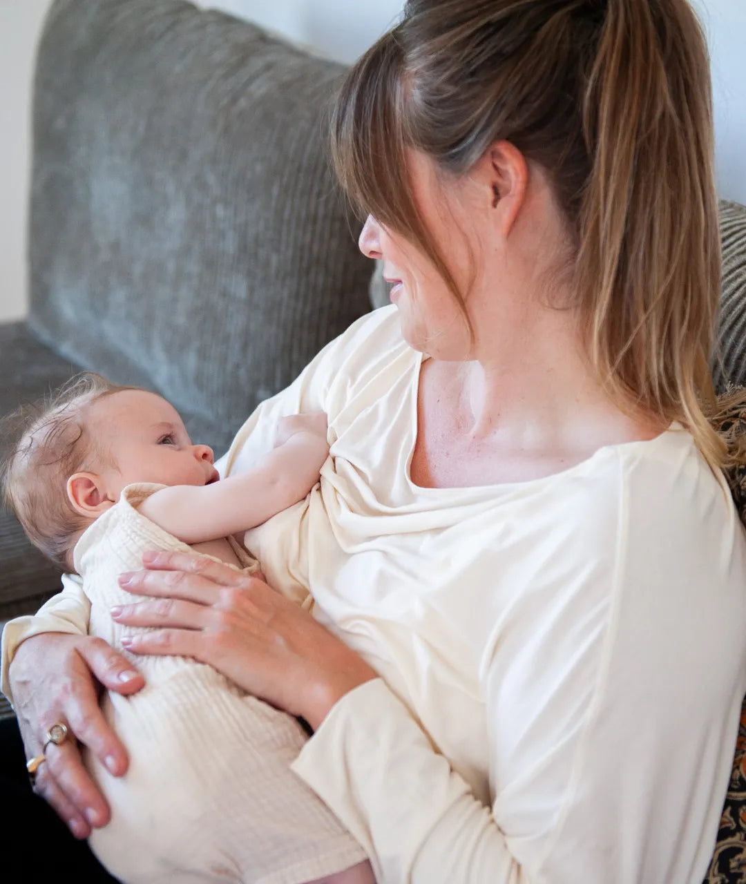Jeune maman portant un t-shirt d’allaitement taille unique évolutif de la grossesse au post-partum