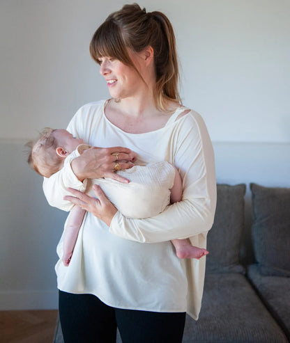 Jeune maman allaitant son bébé avec un t-shirt de maternité taille unique adapté dès la grossesse