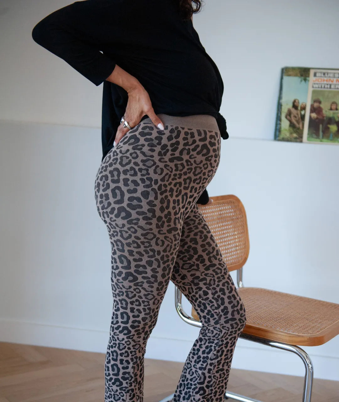 Future maman portant un t-shirt de grossesse doux et respirant, pensé pour la grossesse et l’allaitement