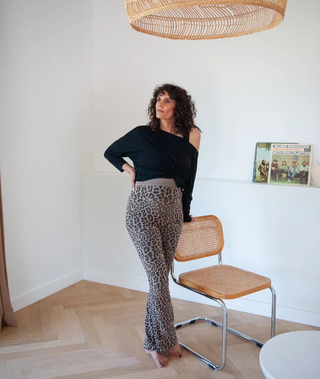 Femme enceinte portant un t-shirt de grossesse léger et confortable, adapté à l’allaitement
