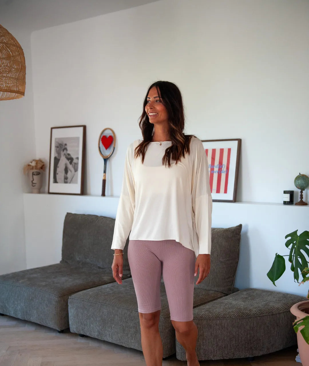 Jeune maman en post-partum portant un short cycliste de grossesse et son t-shirt fluide avant un cours de yoga
