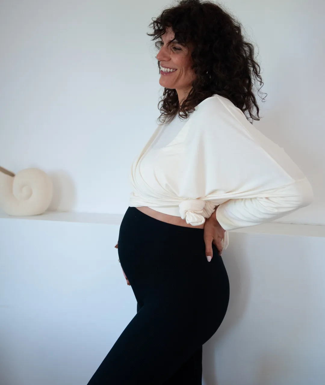 T-shirt de grossesse à encolure bateau, coupe douce et féminine adaptée à la silhouette de grossesse